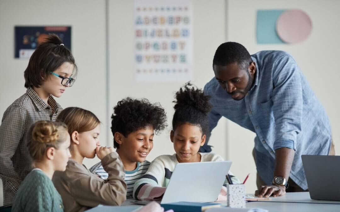 Educação tecnológica: o que é e como ela se conecta ao currículo escolar