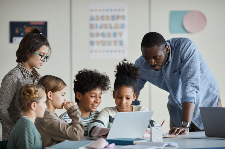 Educação tecnológica: o que é e como ela se conecta ao currículo escolar Educação tecnológica: o que é e como ela se conecta ao currículo escolar