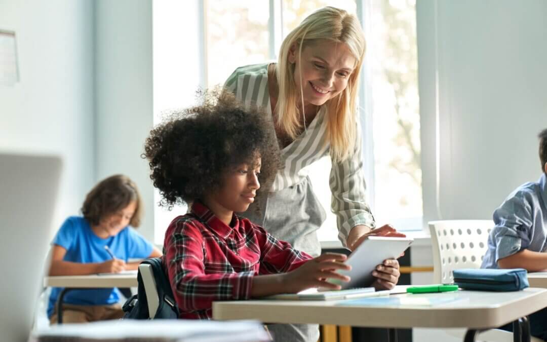 Programa de educação tecnológica: o que sua escola deve exigir antes de contratar